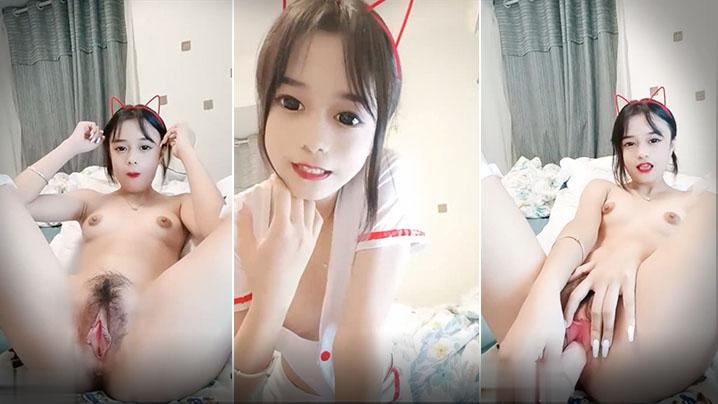 18超清纯萝莉萌妹全套情趣装自慰被炮友操扭动小腰慢慢脱下内裤张开双腿特写掰穴假屌抽插被炮友后入猛操