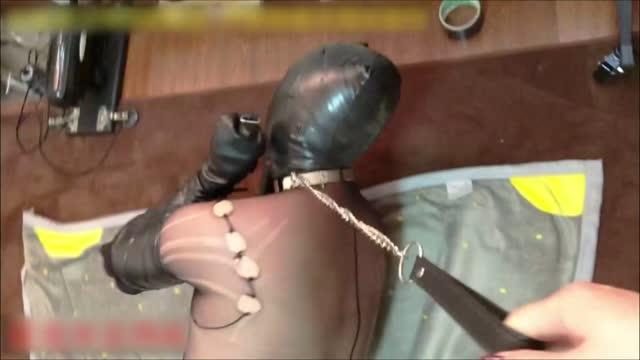1女S丝袜缠裹全身肉丝捆鸡闻舔丝足电机震动足交榨喷
