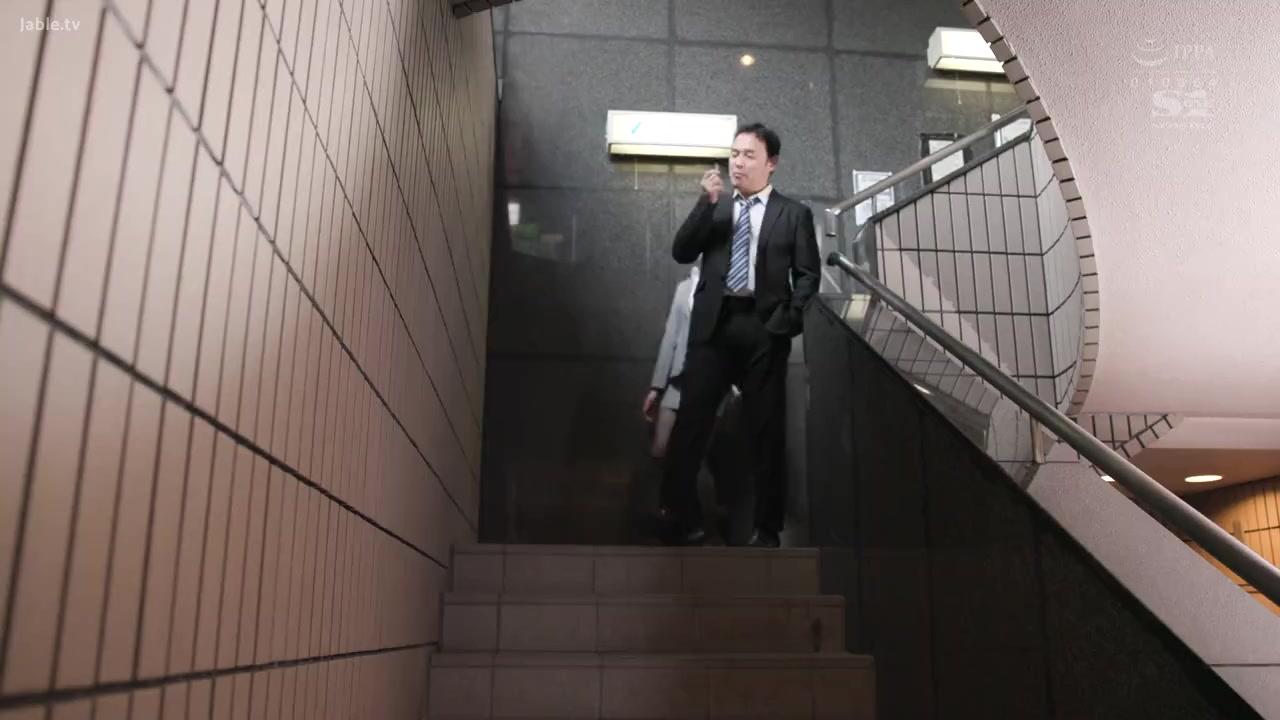 討厭到要死的大叔上司超舒服的緊貼技巧之下心裡雖然不想要,但小穴卻溼答答,在出差地點的旅館被狂高潮的公司內第一美女OL 楓富愛