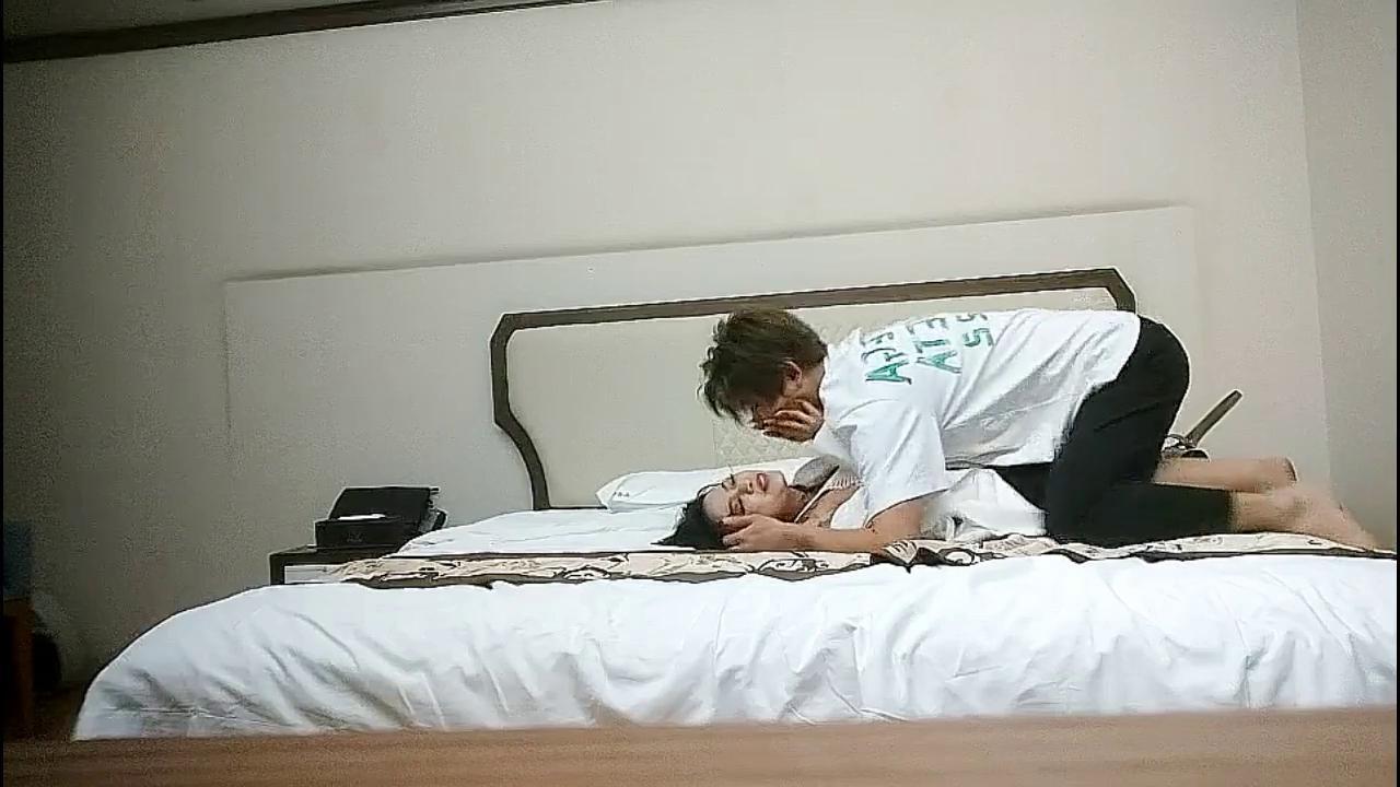 KU大屌探花风衣纹身大奶妹跪着舔弄大屌扶腰后入爆插骑乘位打桩机