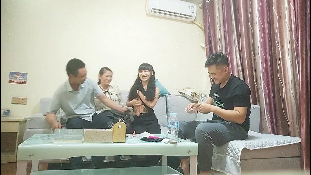 KU换妻传媒约巨乳夫妻4P交换玩成人游戏调情扶着肥臀后入两个奶子操的直晃动