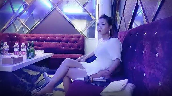 Ktv激情啪啪家里黄脸婆看腻了直接把ktv妹子操起来