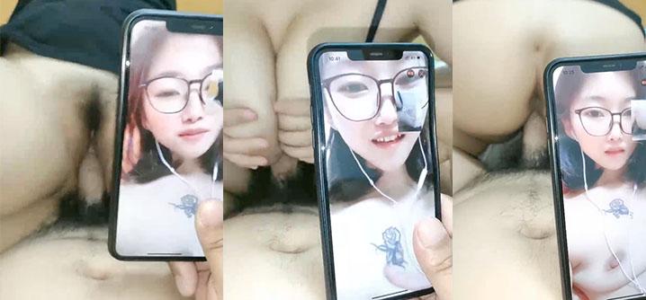 一边操老婆一边看美女直播自慰真是享受呀
