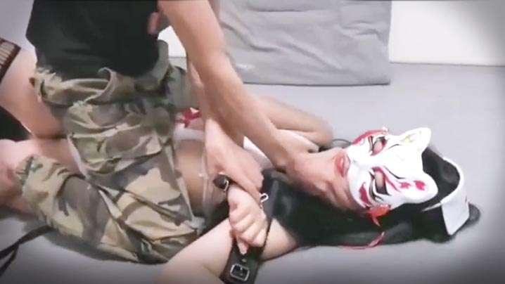 不容任何反抗疯狂抽打母狗让母狗尖叫