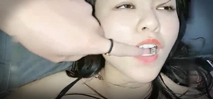 专业户外群P姐姐乱伦弟弟朋友小哥会玩金刚钻刚猛有力丝袜塞姐姐嘴里不停抽插白浆四溢高潮浪叫