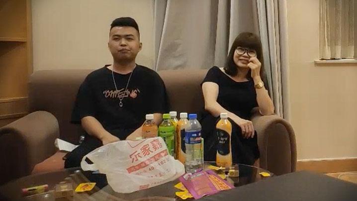 专约老阿姨戴眼镜的阿姨知性温柔乳房又白又大又粉淫荡饥渴