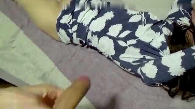 乱伦迷奸禽兽小伙给自己妈妈下迷药玩弄
