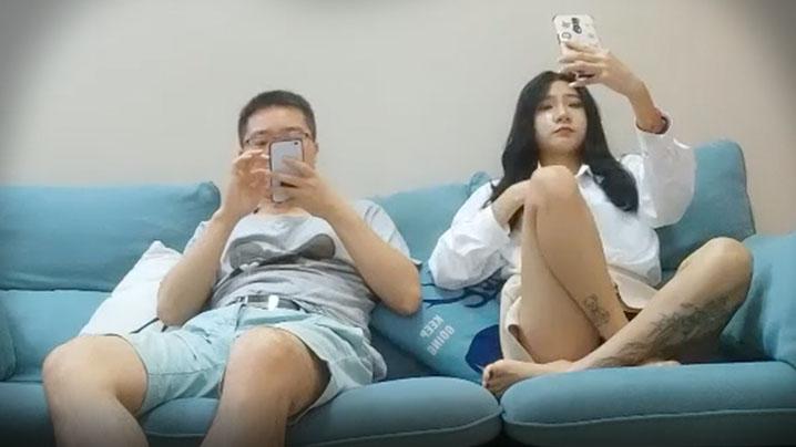 二狗探花约一位网络公司的前台小姐姐到家中各种上位啪啪玩弄逼