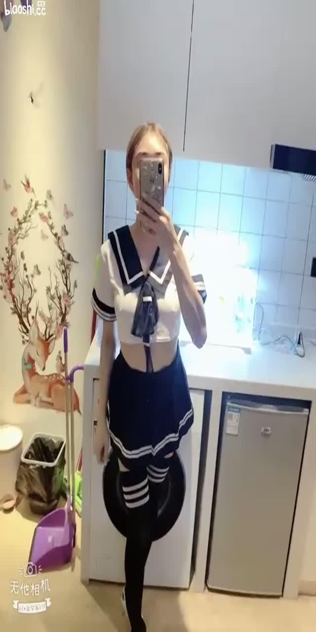 人妖qm学生装勾引兵哥哥《1》