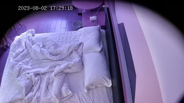偷拍到史上最强野鸡快捷酒店1个房间2天卖身15位不同客人后腰纹身为证床品都不换逼都干肿了