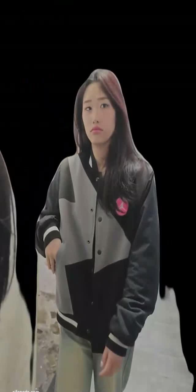 全新镜头升级偷拍四位极品美女上厕所脸和逼都给你拍清楚逼毛非常的旺盛
