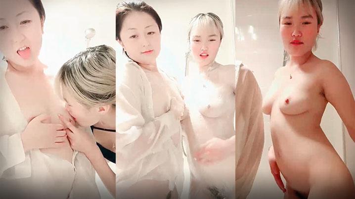 全身粉嫩大奶小姐姐带闺蜜浴室双女大秀互揉奶子掰穴特写毛毛浓密极品粉穴一个还来大姨妈扣弄水声哗哗