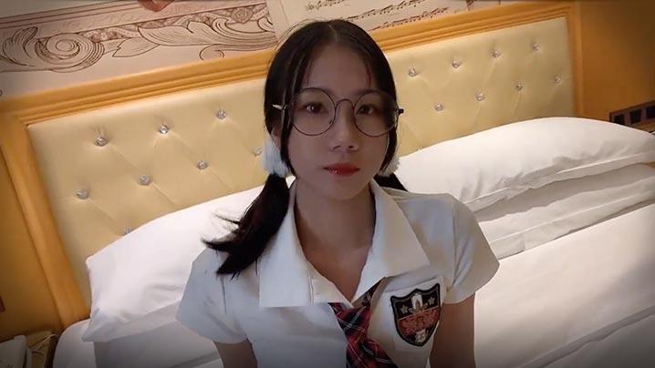 制服嫩妹内射爆操极品女神范制服嫩妹超完美露脸