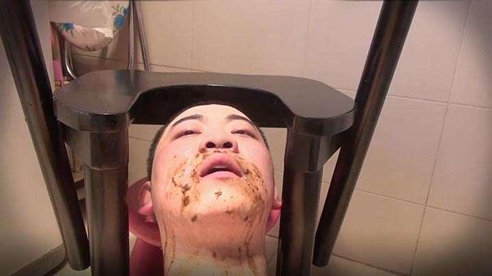 劲爆重口味黄金拌面让性奴直接吃还有圣水喝