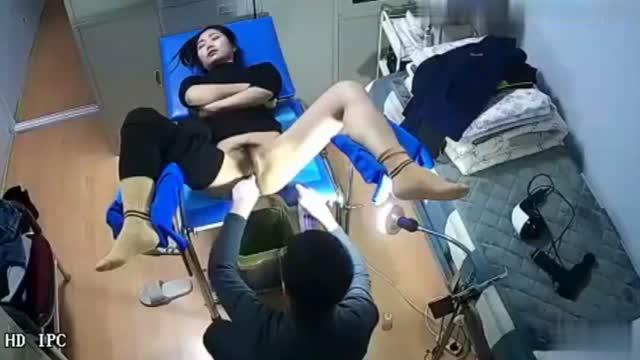 医疗美容门监控偷拍男医生给女病人做阴道检查