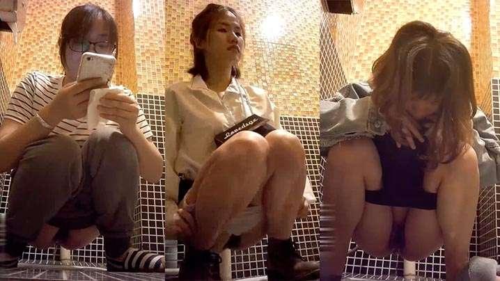 卫生间偷拍美女上厕所还要男友陪着_全景露脸偷拍