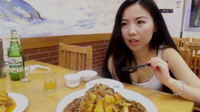 反差婊美女偶遇外国游客全程陪玩陪睡