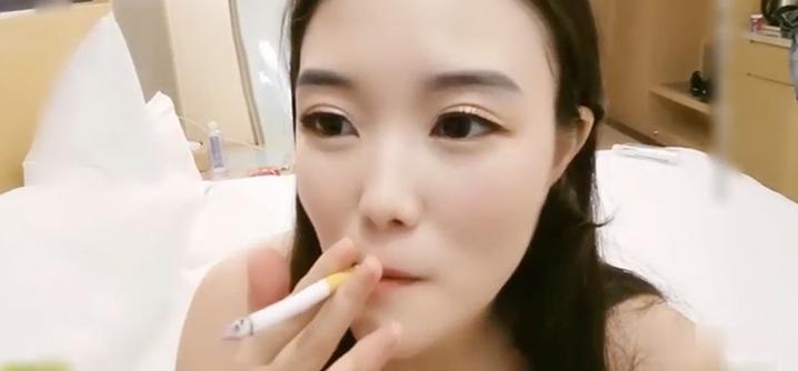 叼烟的性感女人偷情视频流出啪啪的逼都红了