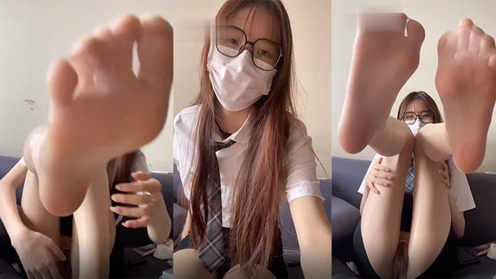 国产学妹脱掉衣服露点露逼让你欣赏哦