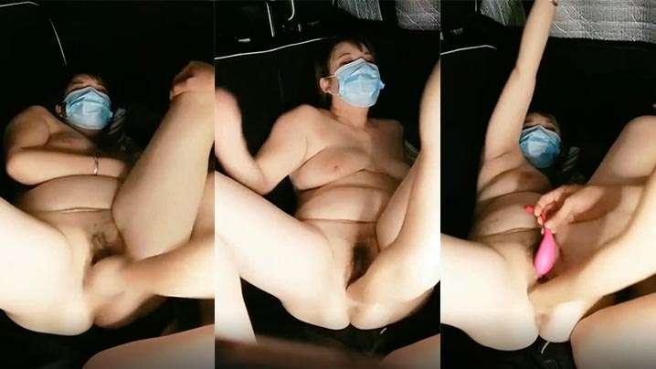 在车上拳交骚穴脱光了让小哥玩弄骚穴