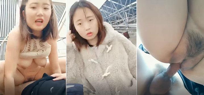 外表青涩巨乳肥B年轻妹子背着男友约炮友跑到高层天台啪啪很有感觉边插边往外流淫水刚操完妹子男友打来电话