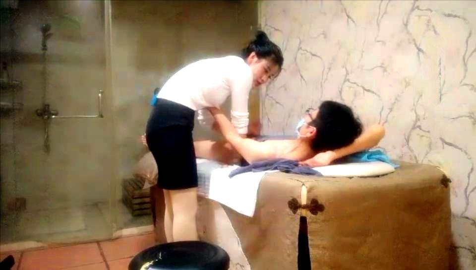 大哥真会玩找了个高颜值的女神妹子玩打飞机