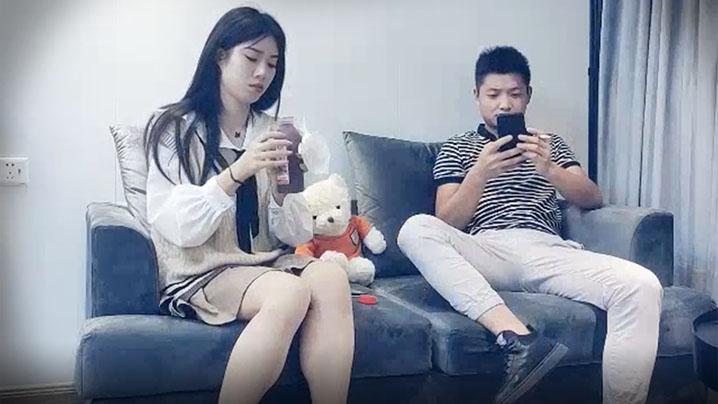 天天去探花甜美大长腿兼职嫩妹蹲着深喉口交转战到床上双腿肩上扛抽插后入屁股一下下撞击
