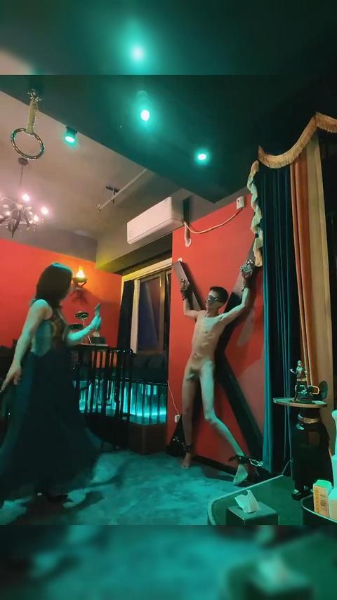 天天看女母狗来看看北京富婆怎么调教的小鲜肉的