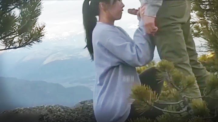 夫妻户外激情夫妻想玩刺激景區山頂上漂亮美臀翹高讓老公後入
