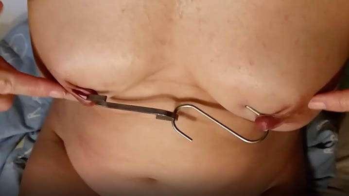奶头穿大环乳头穿孔吊勾穿进去玩弄拉扯