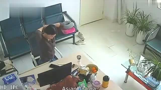 妇女主任顶风作案与人偷情办公室果然比酒店来得刺激