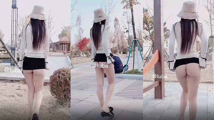 妹子在街上露屁股走街哦秀性感的屁股