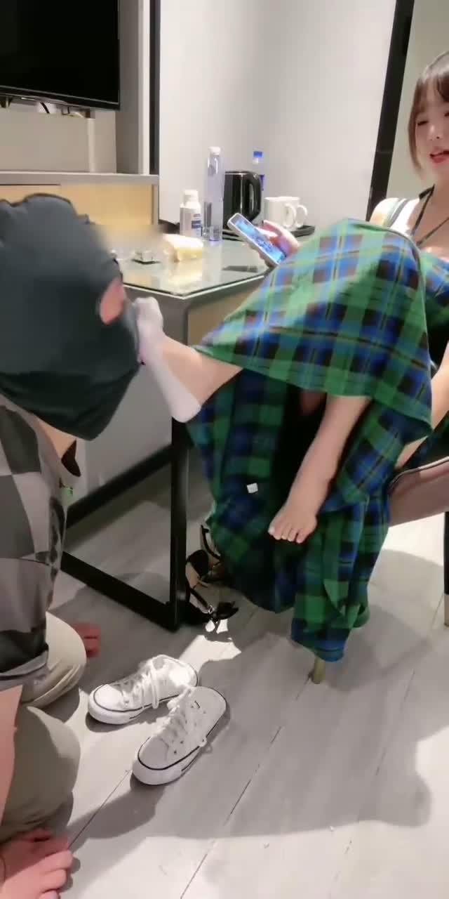 娇娇脚踩咀嚼物蹂踏闻舔船袜玩狗奴多种刺激玩法SM调教猎奇极品