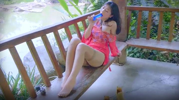 宜家女主Fullfive日间公园无下内大胆露出观景亭里自慰棒把自己插尿被路人看到