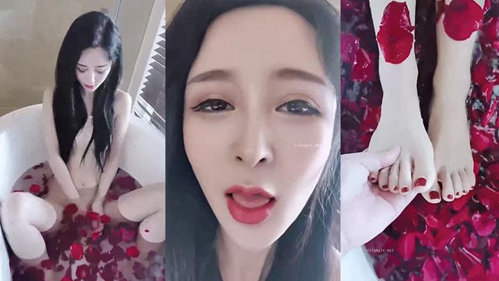 小姐姐穿着性感内衣在浪漫的沐浴