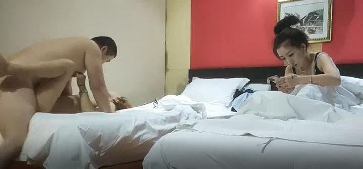 小龙寻欢两男两女约个少妇激情大战一对先开操旁边观战