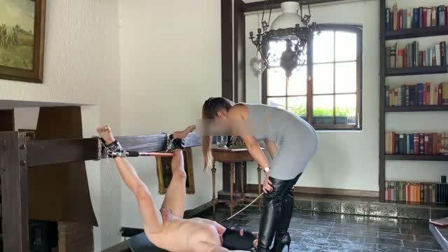 居然用这么羞耻的姿势玩我