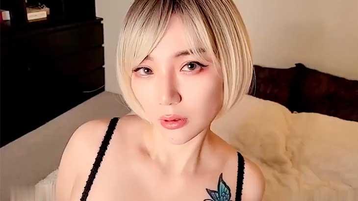 性感美女性感丝袜和吊带的热亚洲人给了惊人的口交