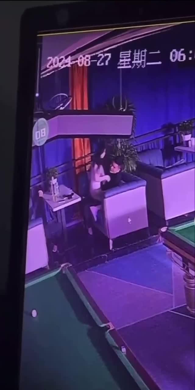 情侣忍不住台球厅直接女上插入
