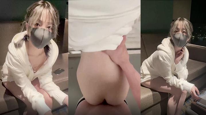 情侣野战在公共场合女友不停的用肢体撩我然后把我带到没人的楼道说着没人可以做爱于是就在楼道开始了野战