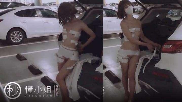 懂小姐全裸捆绑游览艺术馆_全露游逛园区私家车后备箱自慰