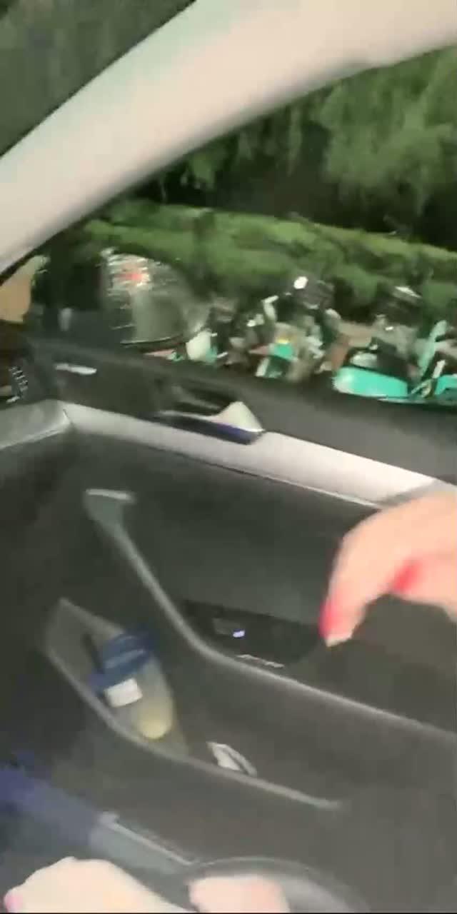 户外车震自拍》最强美腿蜜臀尤物