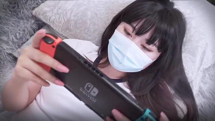 打电动的女孩