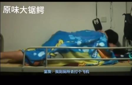 把女朋友带回宿舍操逼让兄弟们眼巴巴看着真不是人
