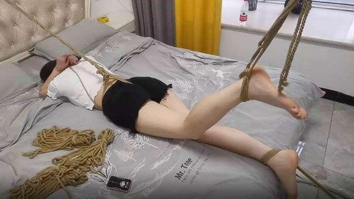 橘子受虐记单腿吊缚_鞭打电击_户外绳裤手铐