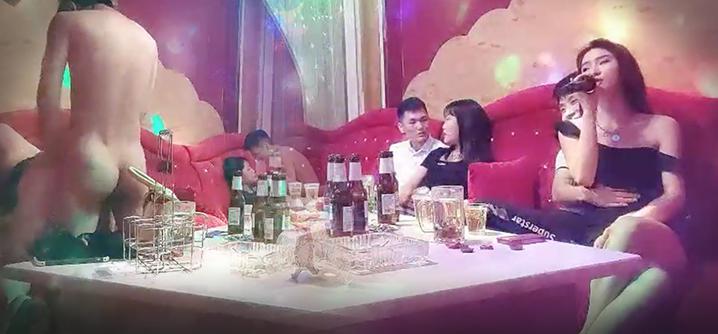 歌厅探花KTV点了两个妹子一人一个揉捏奶子唱唱歌沙发上同时开操