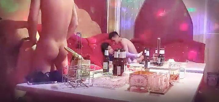 歌厅探花直播实录在包厢搞群P各种爆干操
