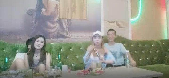歌厅探花陈先生唱唱歌点两颜值美女4P大战