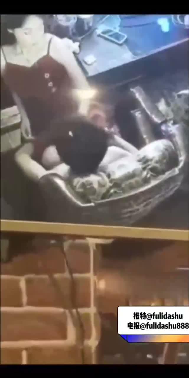 武昌某理工网吧上演激情大戏