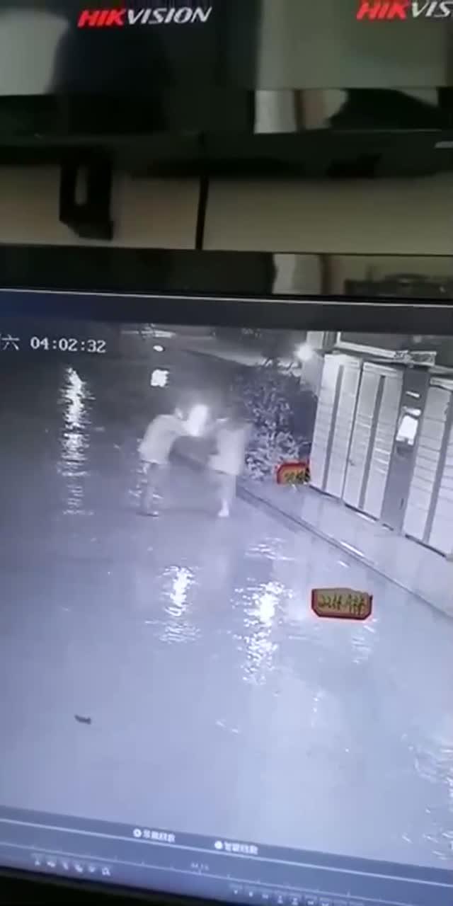 死变态在街上强奸了美少女